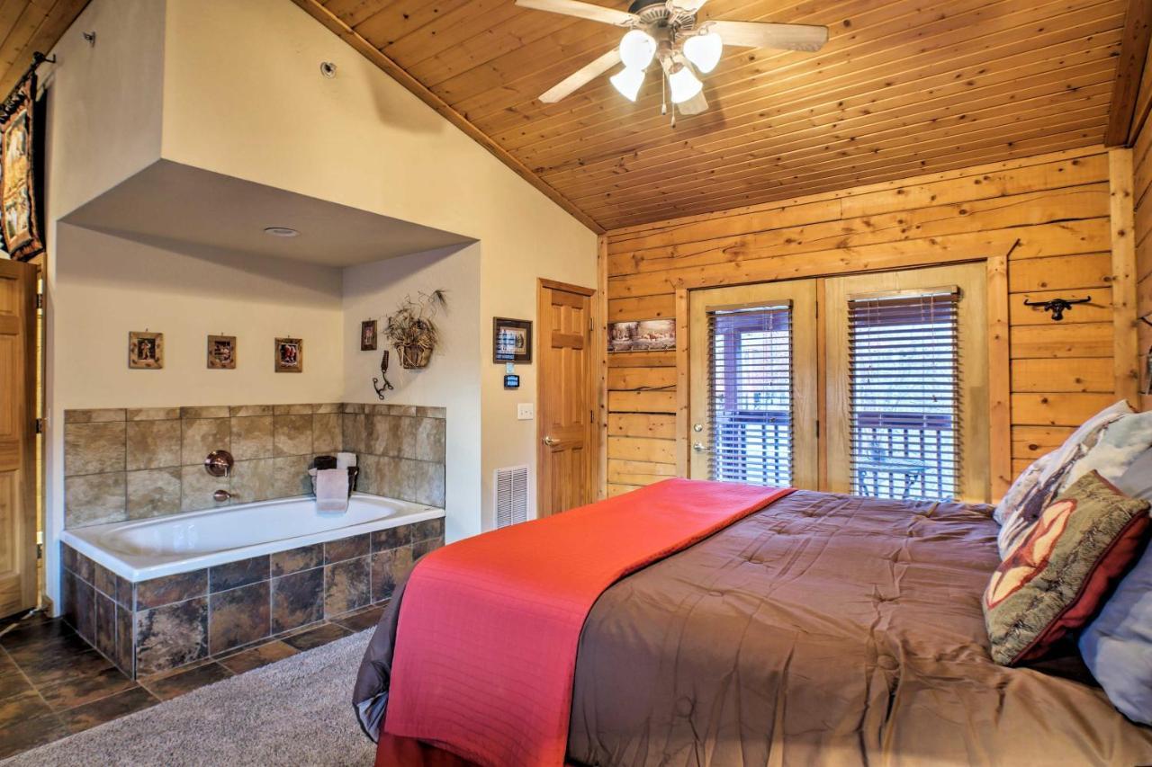 Cabin-Style Studio Right Off The Branson Strip! Apartment Bagian luar foto